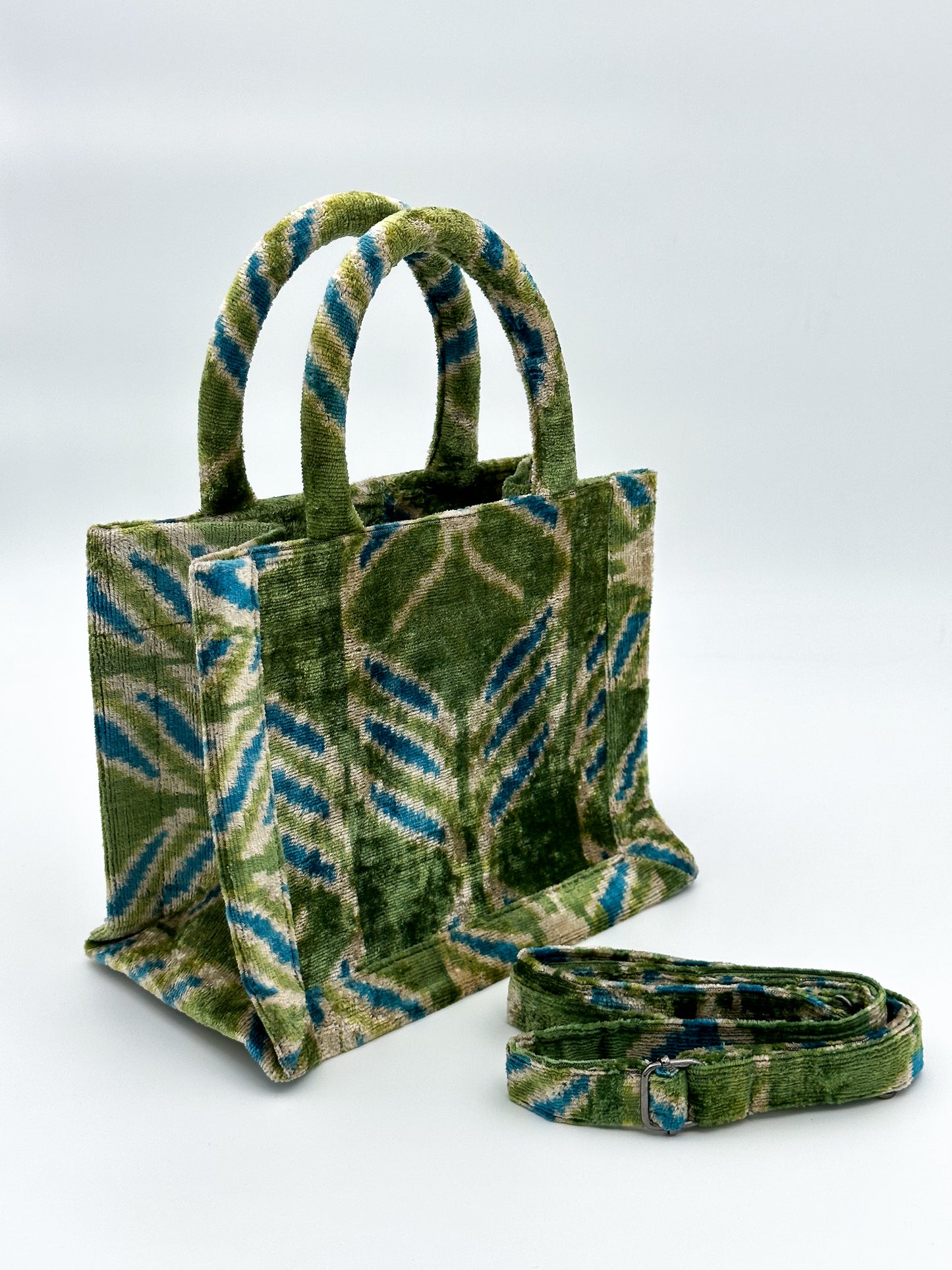 Velvet Ikat Elegance (Emerald Breeze)